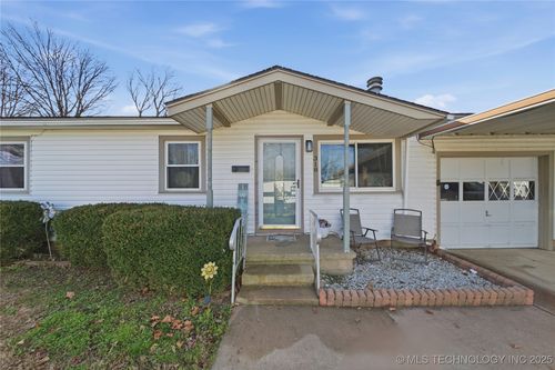 318 Maple St, Skiatook, OK, 74070-2036 | Card Image