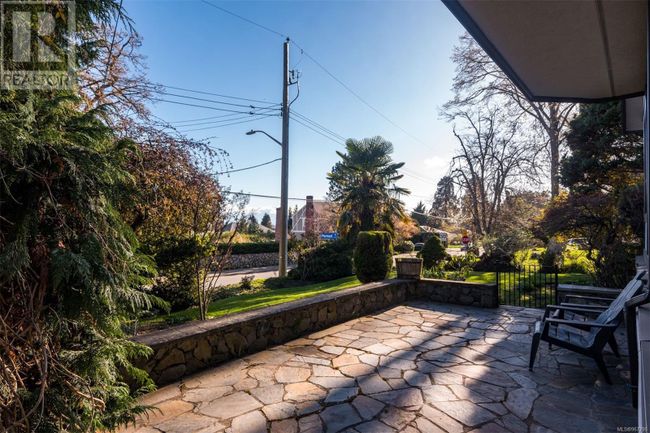 803 Piermont Pl, House other with 5 bedrooms, 5 bathrooms and 2 parking in Victoria BC | Image 45