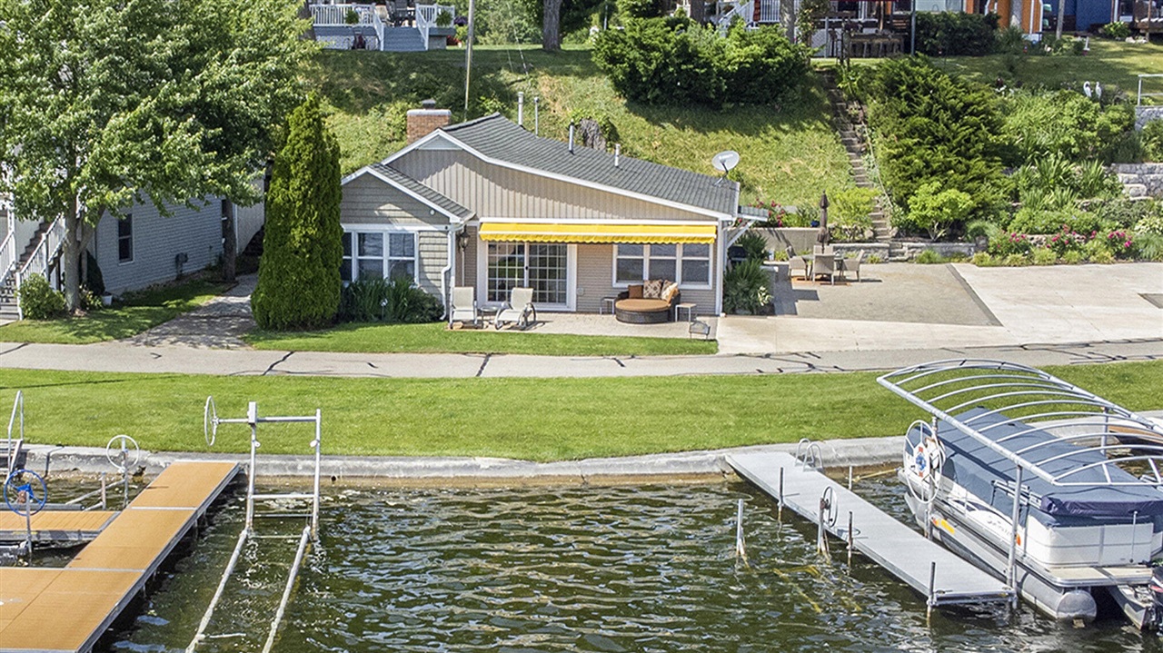 Lakeshore Dr, Saranac, MI 48881