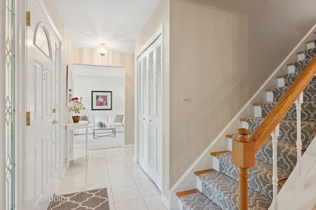 566 Northampton Cir, House other with 4 bedrooms, 3 bathrooms and 6 parking in Elk Grove Village IL | Image 7