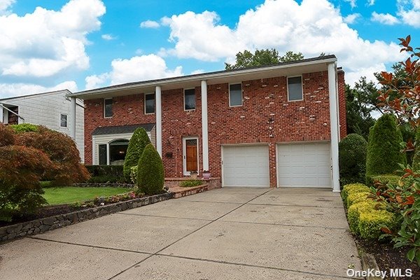 Carriage Rd, Roslyn, NY 11576