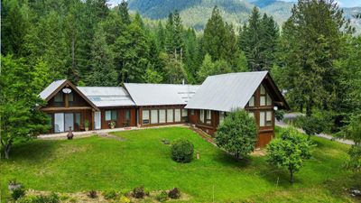 16749 Crawford Creek Rd, House other with 4 bedrooms, 4 bathrooms and null parking in Crawford Bay BC | Image 1