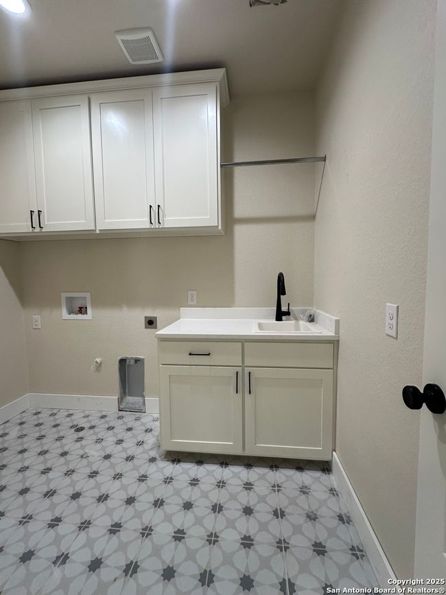 720 N Dickson St, House other with 4 bedrooms, 2 bathrooms and null parking in Poth TX | Image 26