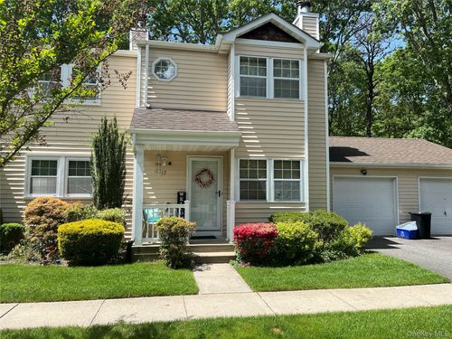 17 Stone Cmns, Yaphank, NY, 11980-2035 | Card Image
