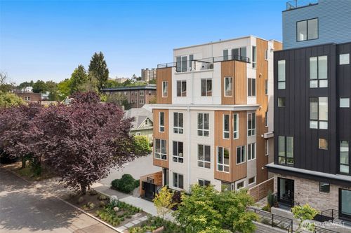 222 10th Ave E, Seattle, WA, 98102 | Card Image