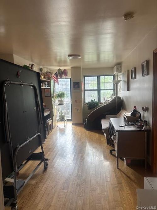 4b-144-77 Barclay Ave, Flushing, NY, 11355-1520 | Card Image