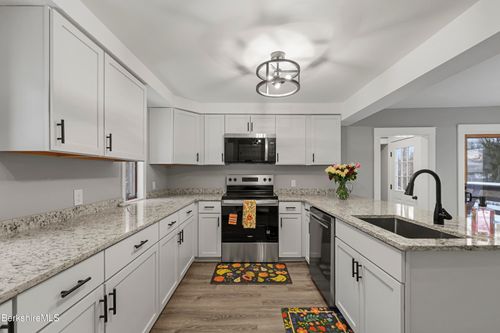 123 Broadview Ter, Pittsfield, MA, 01201-3493 | Card Image