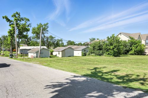 211 Jordan St, Claremore, OK, 74017-8011 | Card Image