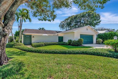 8022 Se Helen Terrace, House other with 3 bedrooms, 2 bathrooms and null parking in Hobe Sound FL | Image 2