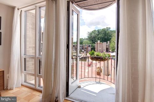 1642 Chimney House Rd, RESTON, VA, 20190-4301 | Card Image