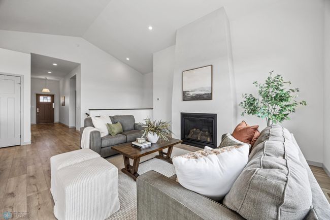 Living Room to Kitchen | Image 9