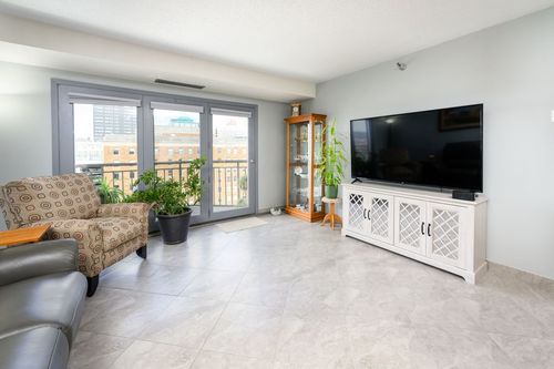 1301-300 Walnut St, Des Moines, IA, 50309-2224 | Card Image