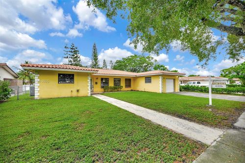 6750 White Oak Dr, Miami Lakes, FL, 33014-2933 | Card Image