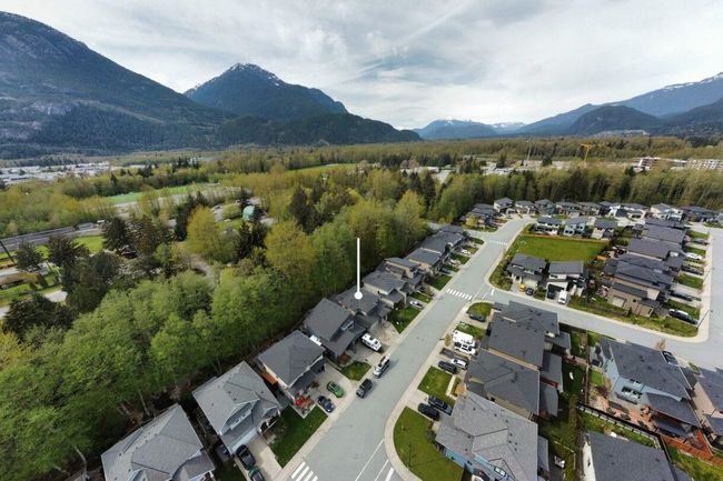 39253 Falcon Cres, House other with 3 bedrooms, 3 bathrooms and 3 parking in Squamish BC | Image 4