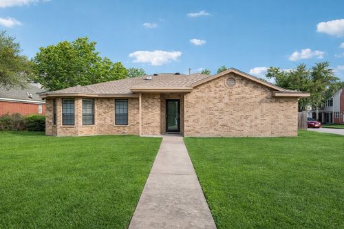 1800 Cedarlawn St, Taylor, TX, 76574-5059 | Card Image