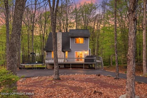 126 Dunchurch Dr, Bushkill, PA, 18324-6875 | Card Image
