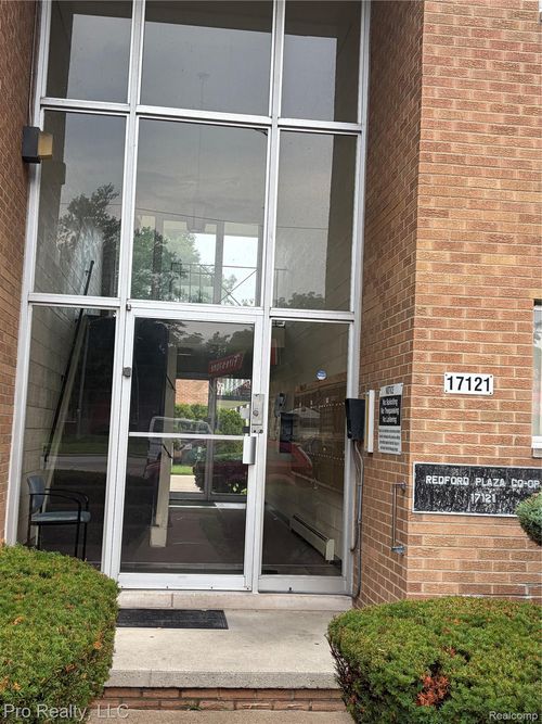 213-17121 Redford St, Detroit, MI, 48219-3273 | Card Image