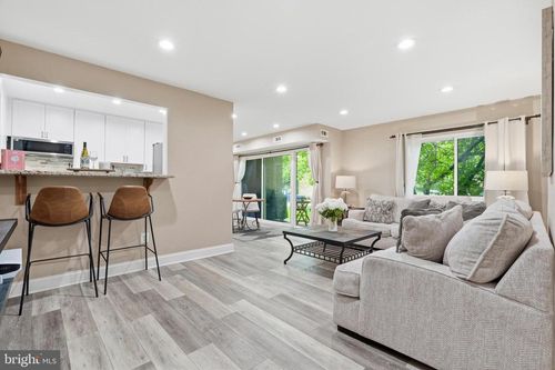 093-2907 Charing Cross Rd, FALLS CHURCH, VA, 22042-1175 | Card Image