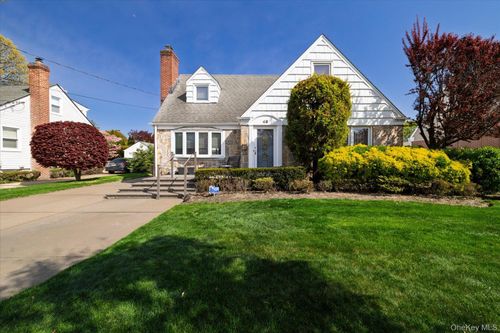 49 Park Ave, Malverne, NY, 11565-1916 | Card Image