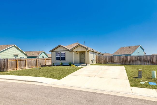 2404 Windrow Ln, House other with 3 bedrooms, 2 bathrooms and 2 parking in Lockhart TX | Image 8