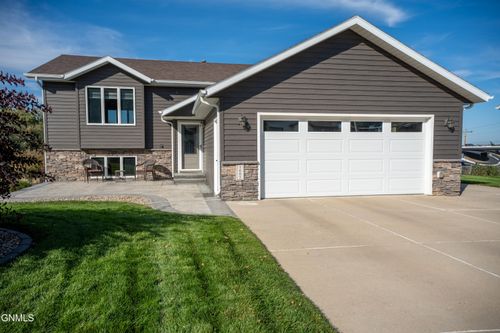 1605 9th Ave Se, Mandan, ND, 58554-4818 | Card Image