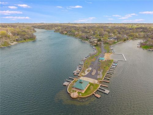 7804 Nw Lynns Ln, Weatherby Lake, MO, 64152-1560 | Card Image