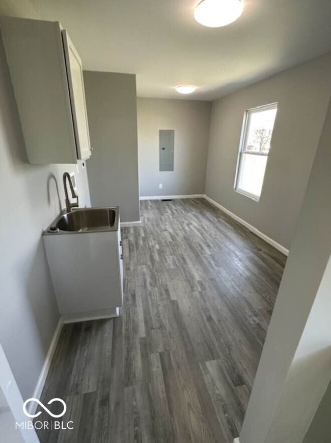 Offers waterproof vinyl plank flooring! | Image 19