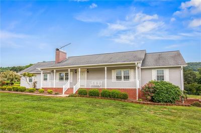 2 - 3204 Fox Knob Road, House other with 3 bedrooms, 2 bathrooms and null parking in Jonesville NC | Image 3