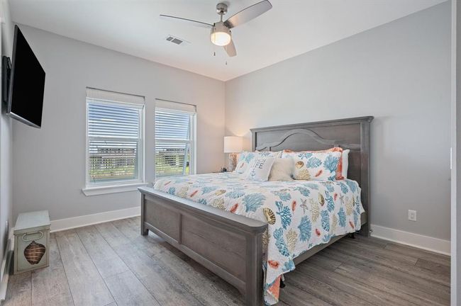 Secondary ensuite bedroom located on the main level | Image 25