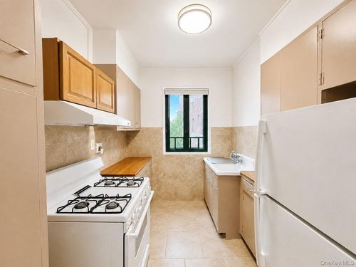 6i-1569 Metropolitan Avenue, New York, NY, 10462 | Card Image