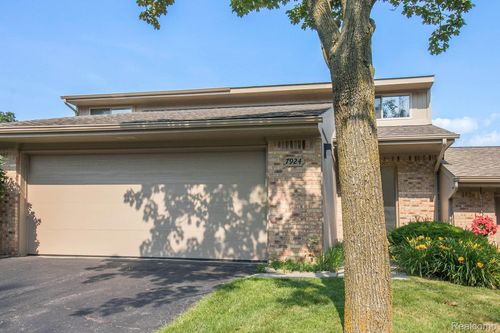 7924 Meadow Dr, Waterford, MI, 48329-4619 | Card Image