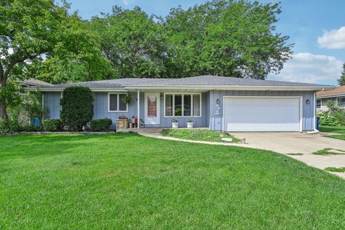 698 Hiawatha Dr, Elgin, IL, 60120-3160 | Card Image