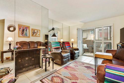 m16-5525 E Thomas Rd, Phoenix, AZ, 85018-8126 | Card Image