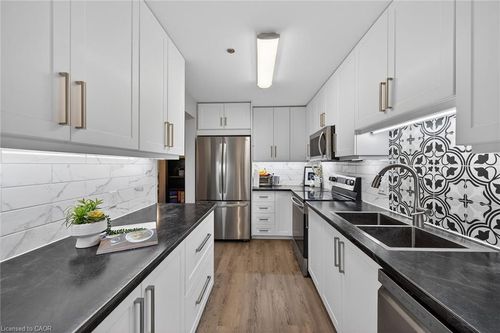 208-6 Niagara St, Grimsby, ON, L3M5A4 | Card Image