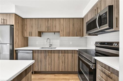 5-235 Chapel Hill Dr, Kitchener, ON, N2R0S4 | Card Image