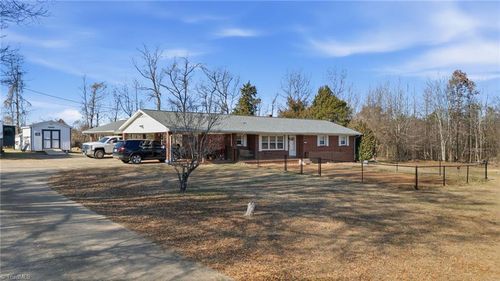 896 Knowles Rd, Reidsville, NC, 27320-8633 | Card Image