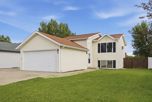748 14th Ave W, West Fargo, ND, 58078-7007 | Card Image