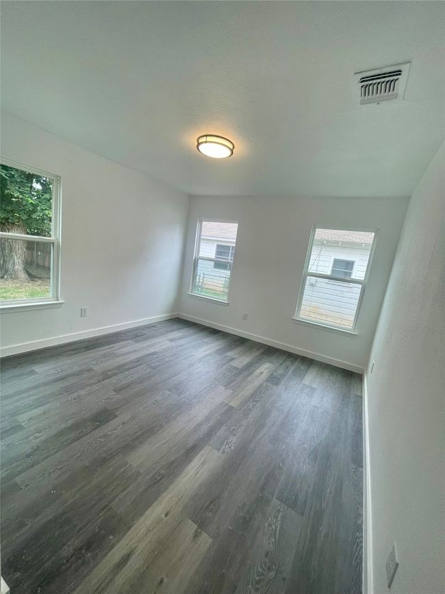 Unfurnished room with dark wood finished floors and baseboards | Image 12