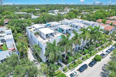 801 Se 12th Ct Court, Townhouse with 3 bedrooms, 3 bathrooms and null parking in Fort Lauderdale FL | Image 2