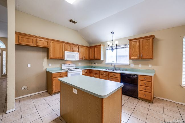 10111 Mission Crk, House other with 3 bedrooms, 2 bathrooms and null parking in Converse TX | Image 15