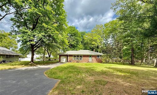 1 Winada Pl, River Vale, NJ, 07675-6239 | Card Image