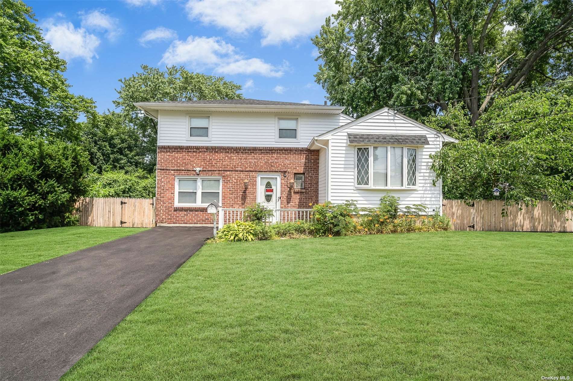 Delaware Ave, Bay Shore, NY 11706
