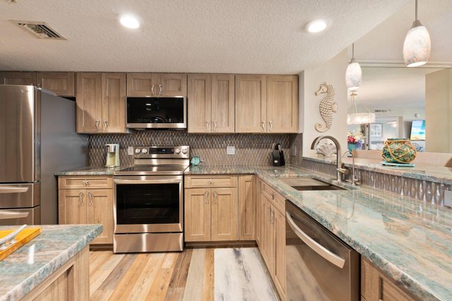 APT-3-4 - 5051 N Highway A1a, Condo with 3 bedrooms, 2 bathrooms and null parking in Hutchinson Island FL | Image 5