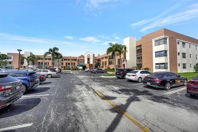 203 - 7229 Fairfax Dr, Condo with 2 bedrooms, 2 bathrooms and null parking in Tamarac FL | Image 2