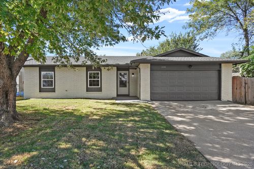 1604 S Pine Ave, Broken Arrow, OK, 74012-5211 | Card Image