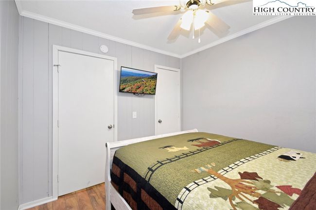 Bedroom with Queen Bed | Image 12