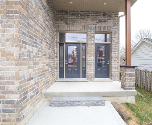 355 Wellington St, Brantford, ON, N3S4A7 | Card Image