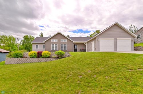 205 Russet Ln, Walhalla, ND, 58282-4614 | Card Image
