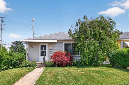 22864 Lambrecht Ave, Eastpointe, MI, 48021-1869 | Card Image