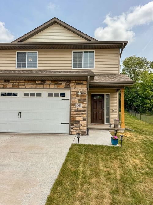 1004 Creekside Dr, Tiffin, IA, 52340-8035 | Card Image